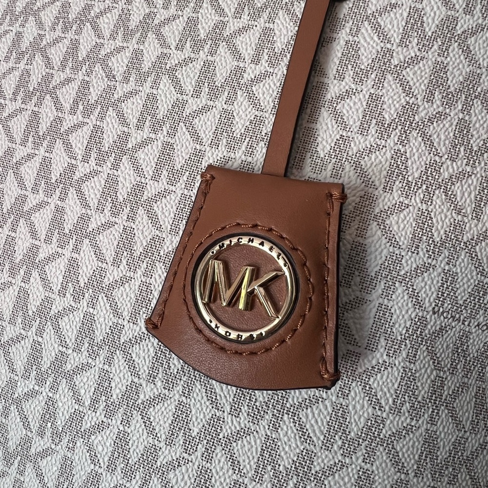 Michael Kors Cream LARGE  Jane Tote with Tan Leather Trim LIKE NEW! - Picture 3 of 12